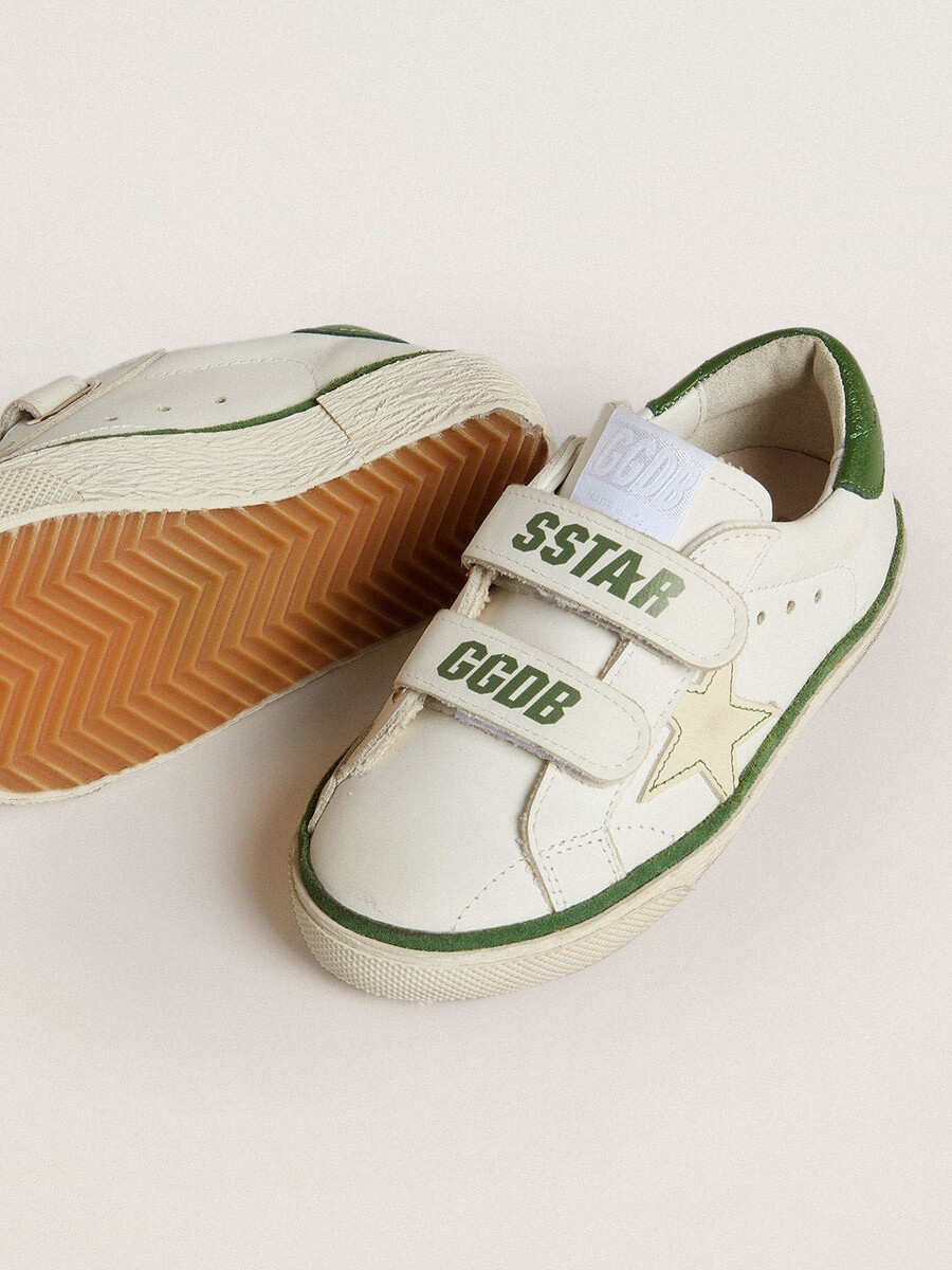 young old school in weißem leder mit grüner nappa-fersenlasche und grünem einsatz