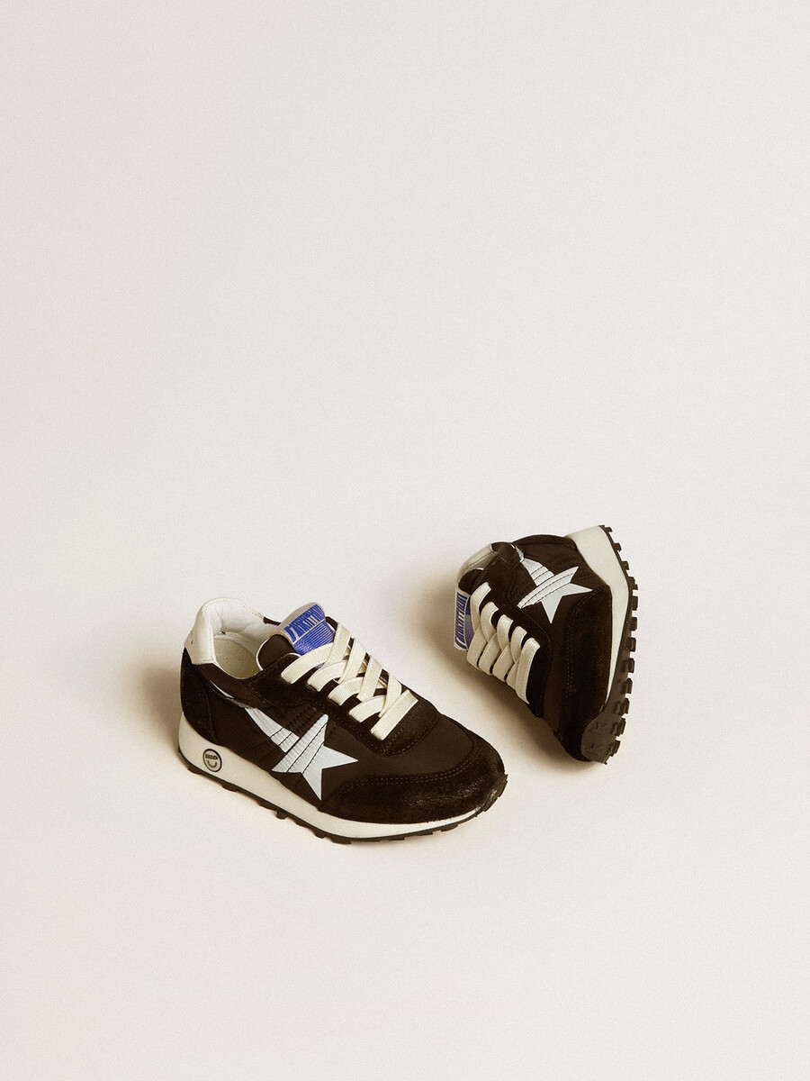 young marathon aus schwarzem nylon mit aufgedrucktem stern und leder-fersenlasche