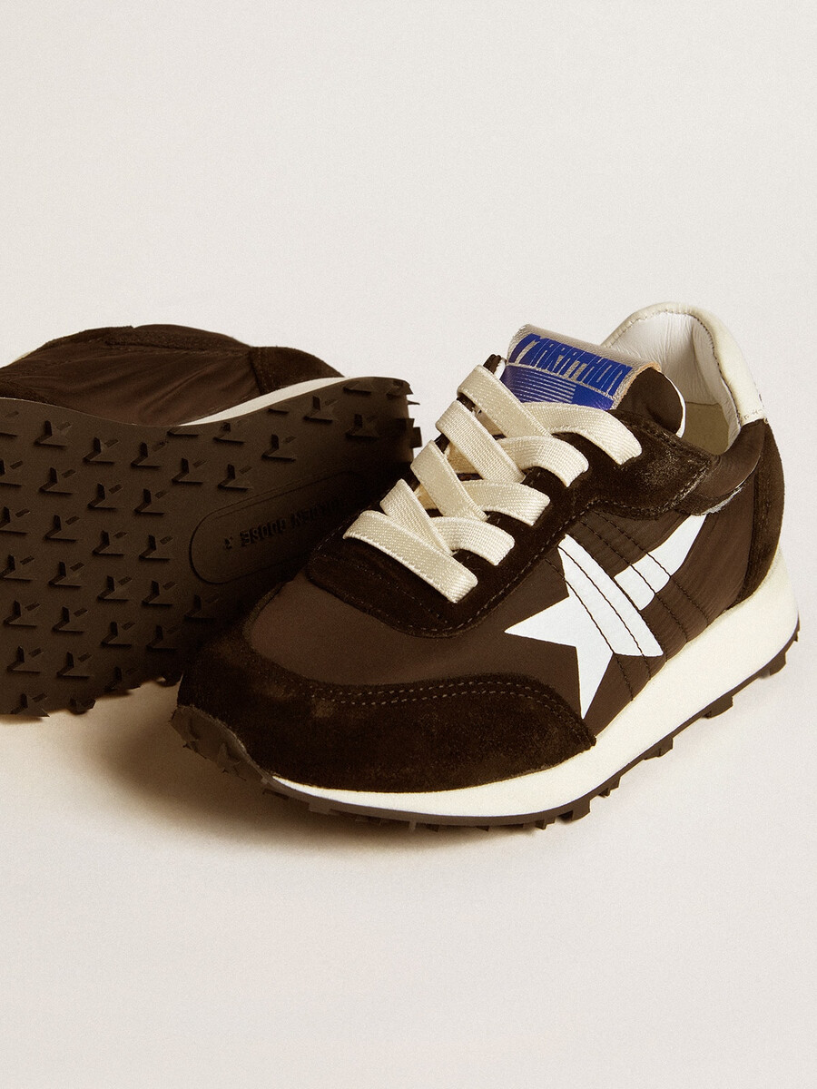young marathon aus schwarzem nylon mit aufgedrucktem stern und leder-fersenlasche
