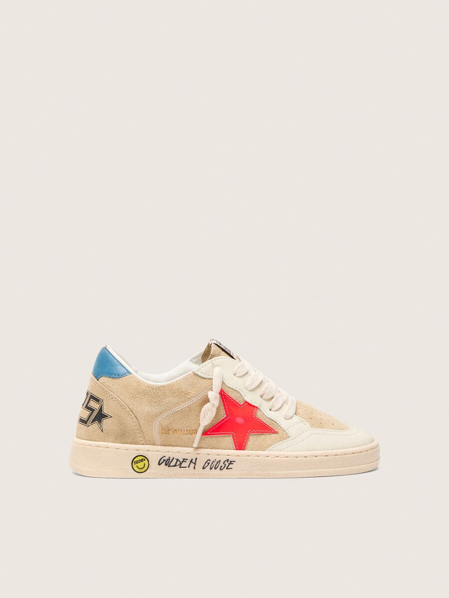 ball star young aus beigefarbenem wildleder mit rotem stern und hellblauer fersenlasche