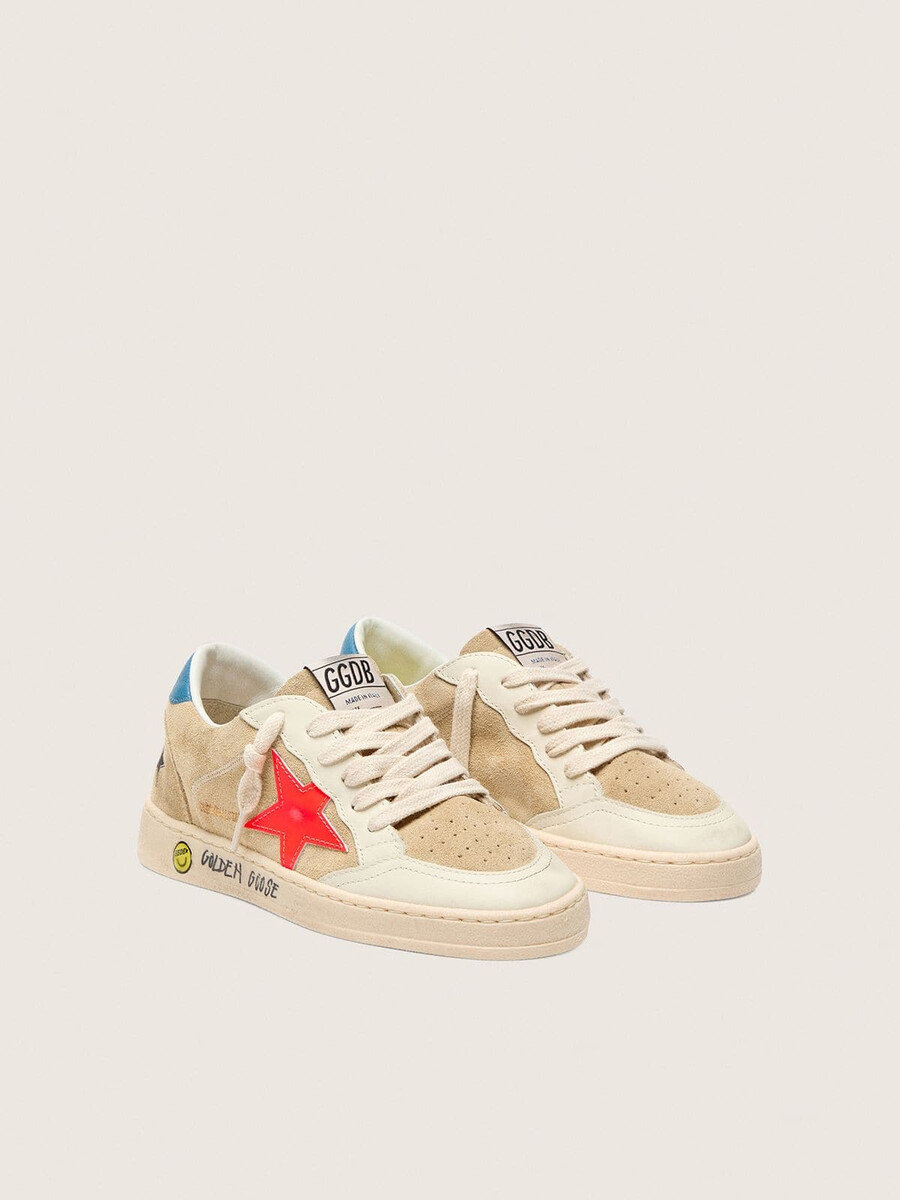 ball star young aus beigefarbenem wildleder mit rotem stern und hellblauer fersenlasche