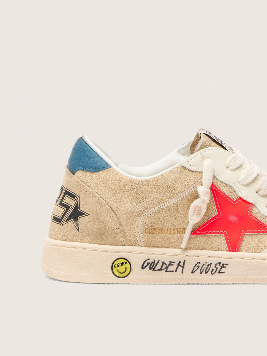 ball star young aus beigefarbenem wildleder mit rotem stern und hellblauer fersenlasche