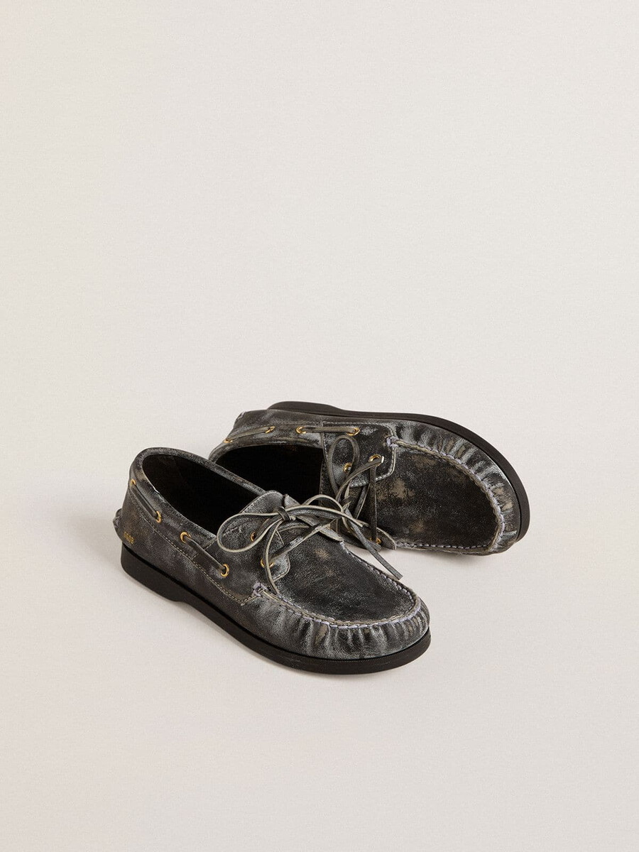 young cruise loafer aus schwarzem abgenutztem leder