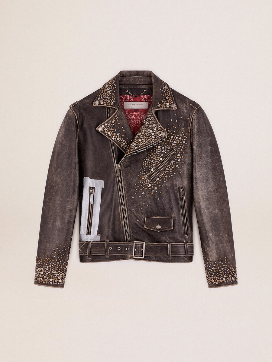 herren-bikerjacke aus leder mit gehämmerten nieten und klebeband