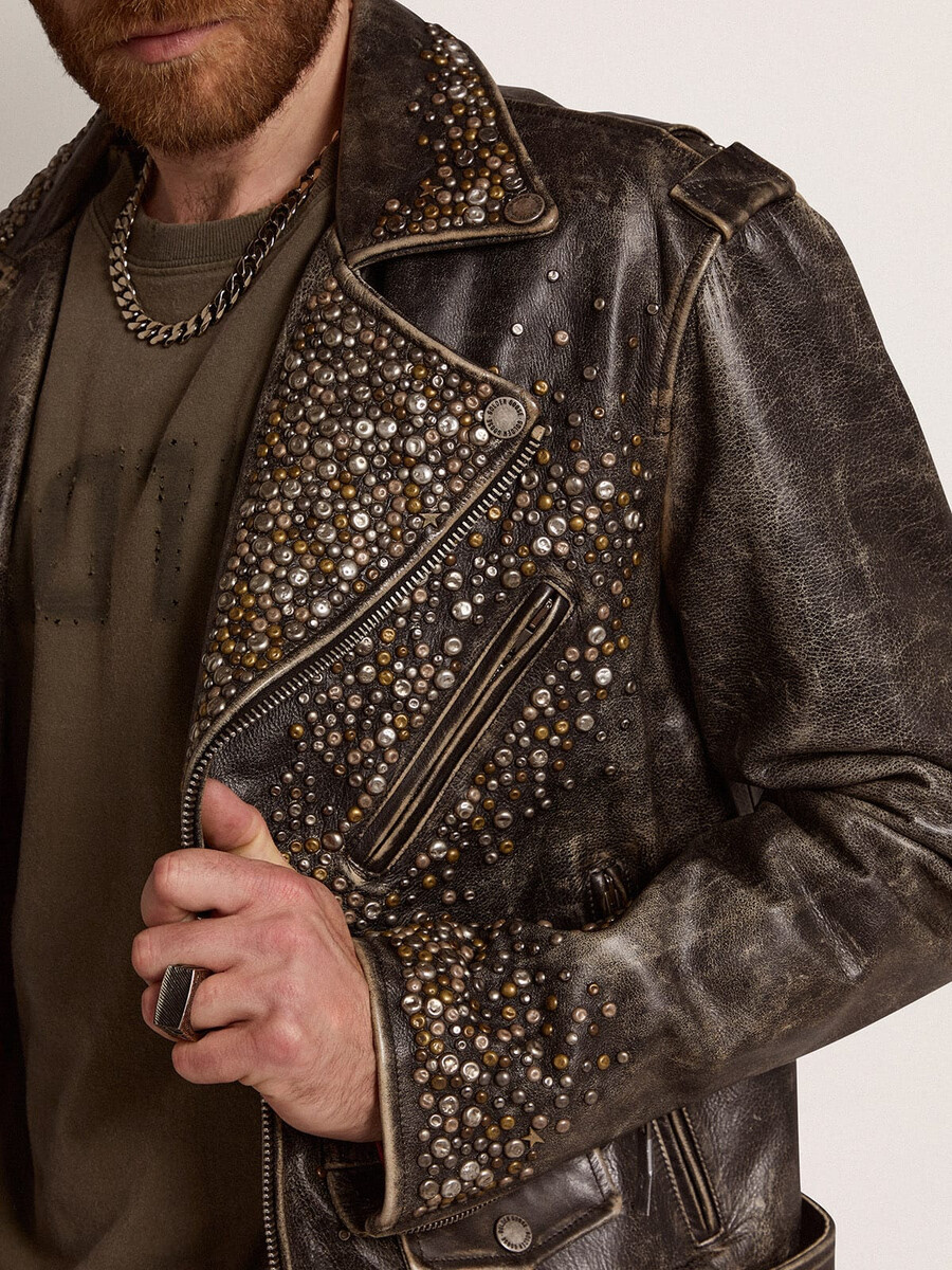 herren-bikerjacke aus leder mit gehämmerten nieten und klebeband