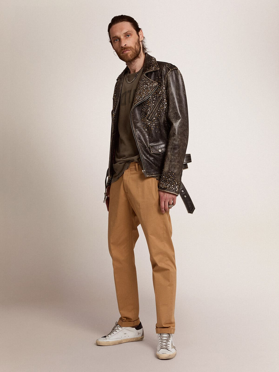herren-bikerjacke aus leder mit gehämmerten nieten und klebeband