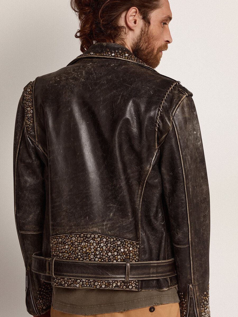 herren-bikerjacke aus leder mit gehämmerten nieten und klebeband