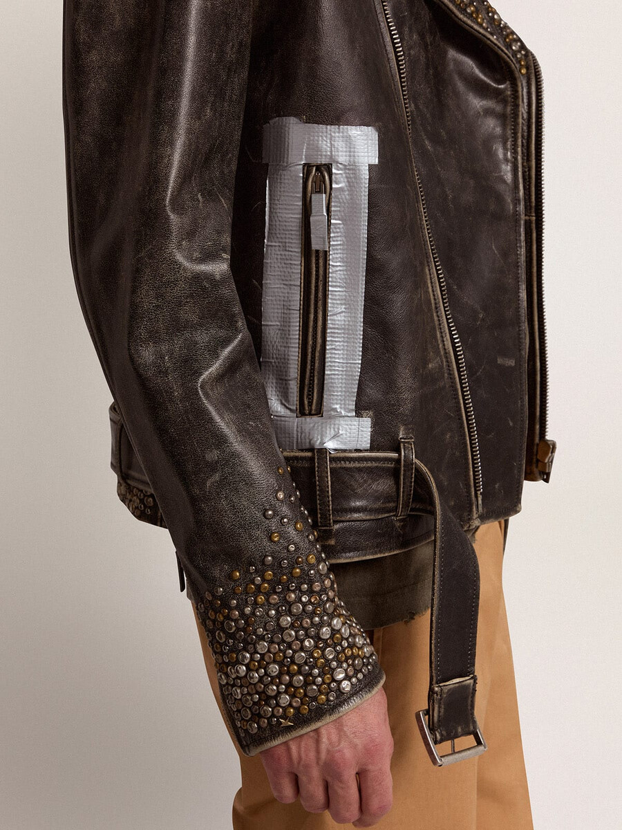 herren-bikerjacke aus leder mit gehämmerten nieten und klebeband