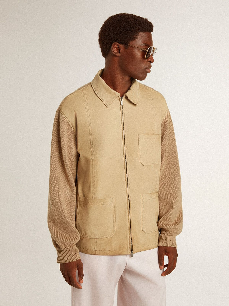 herrenjacke aus travertinfarbenem nubukleder mit Ärmeln und rücken aus wollmischgewebe.
