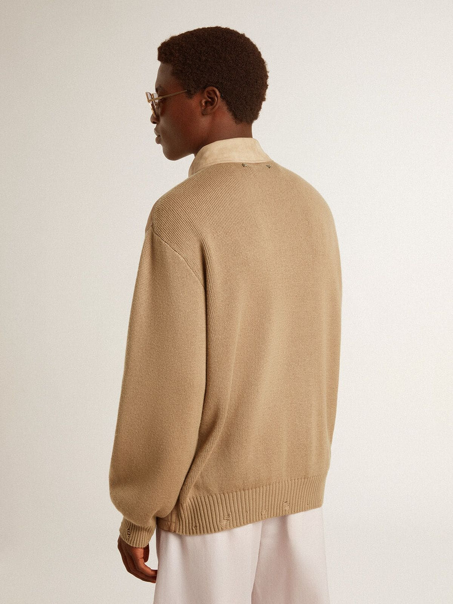 herrenjacke aus travertinfarbenem nubukleder mit Ärmeln und rücken aus wollmischgewebe.