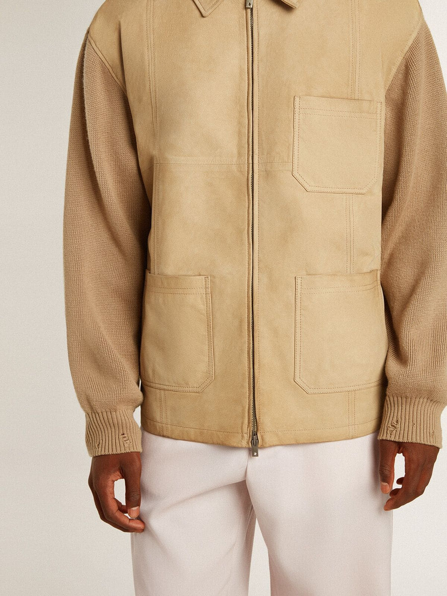 herrenjacke aus travertinfarbenem nubukleder mit Ärmeln und rücken aus wollmischgewebe.