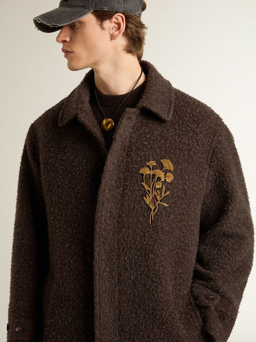 einreihiger herrenmantel „journey aus knitterfreiem wollmischgewebe mit floraler anstecknadel