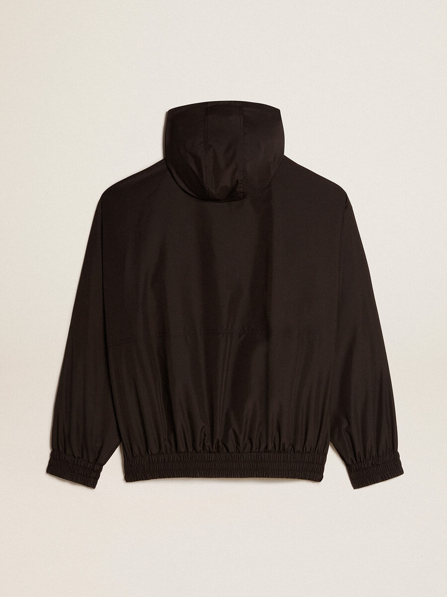schwarze windjacke mit kapuze