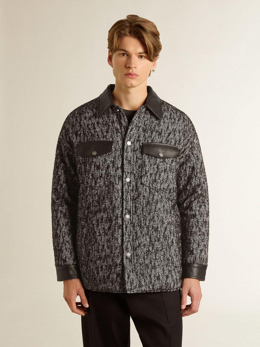 graue fischgrätjacke mit schwarzen lederdetails
