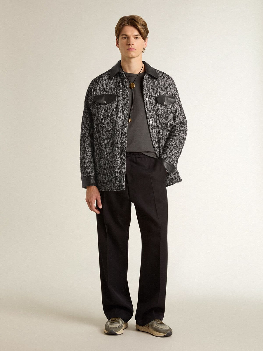 graue fischgrätjacke mit schwarzen lederdetails