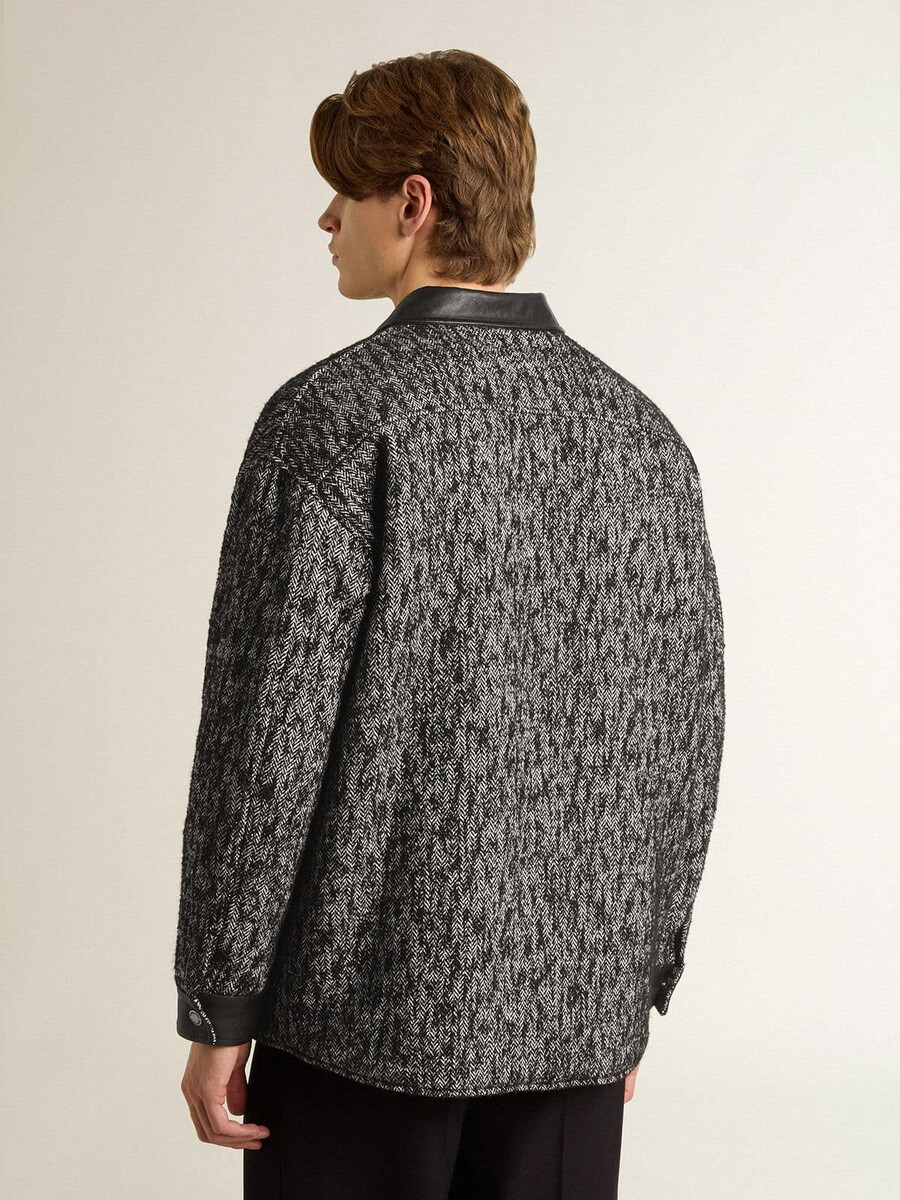 graue fischgrätjacke mit schwarzen lederdetails