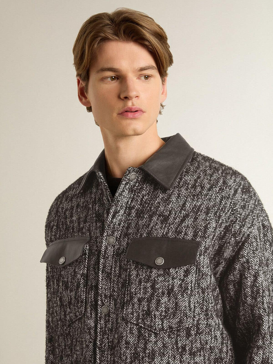 graue fischgrätjacke mit schwarzen lederdetails