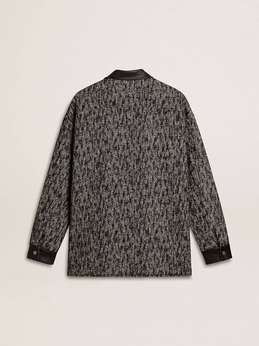 graue fischgrätjacke mit schwarzen lederdetails