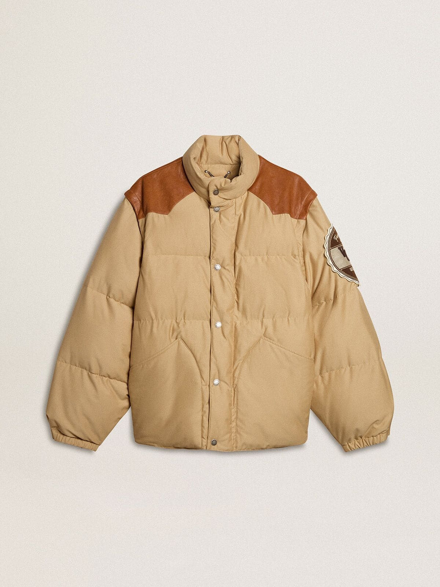 beige bomberjacke mit leder- und patch-details