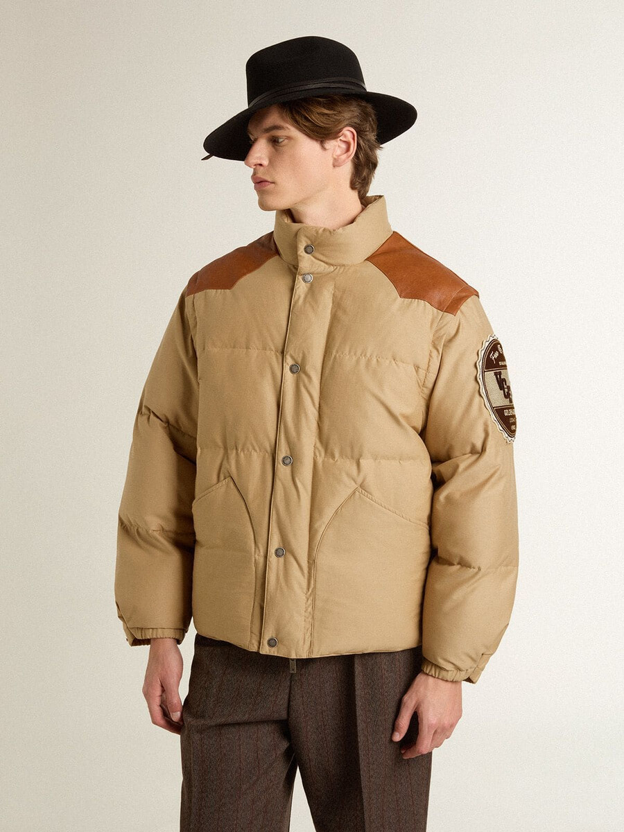 beige bomberjacke mit leder- und patch-details