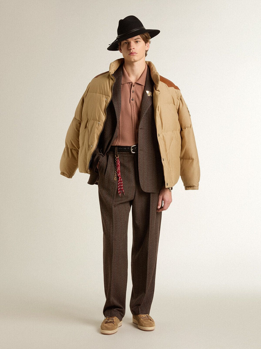 beige bomberjacke mit leder- und patch-details