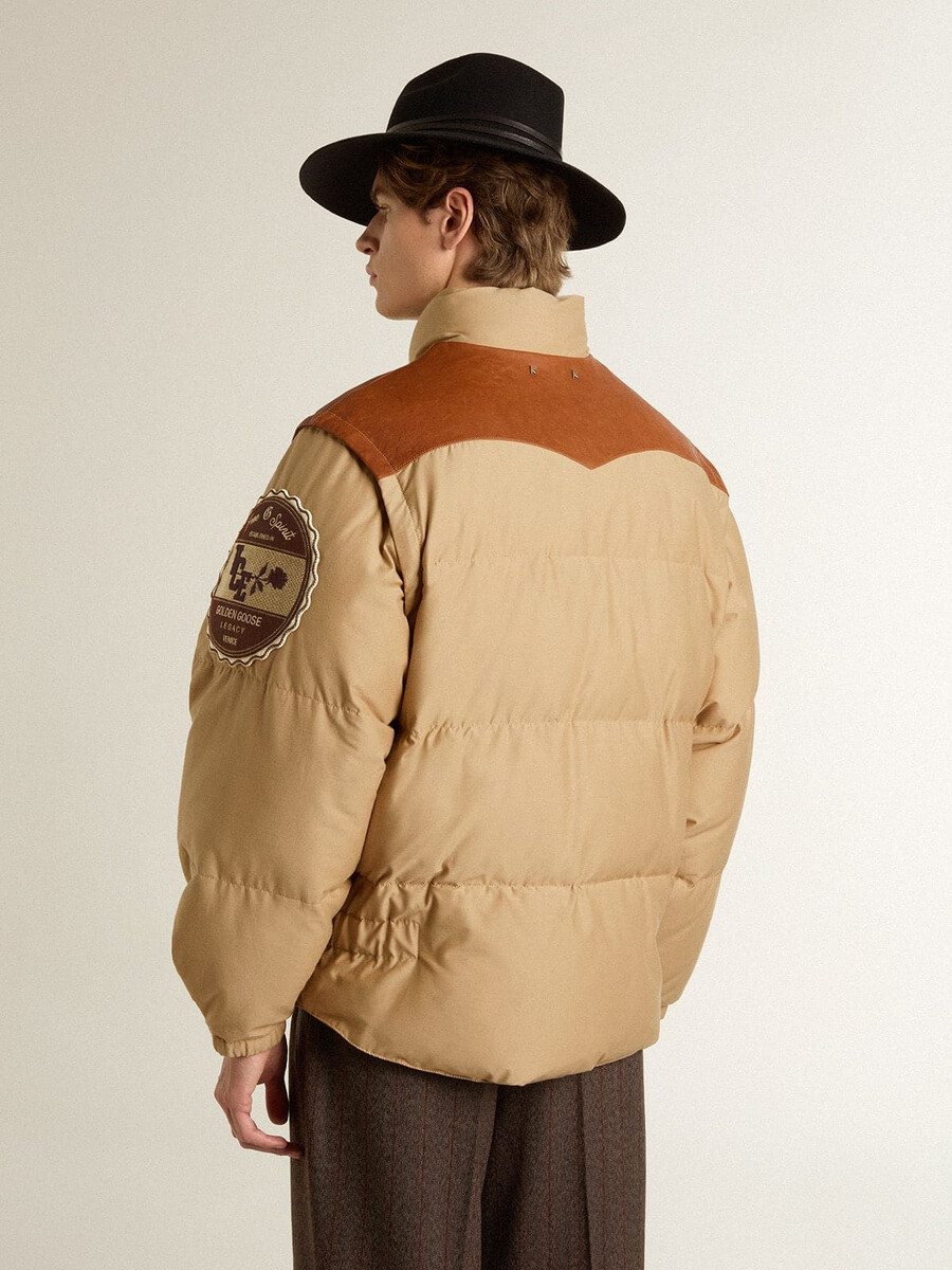 beige bomberjacke mit leder- und patch-details