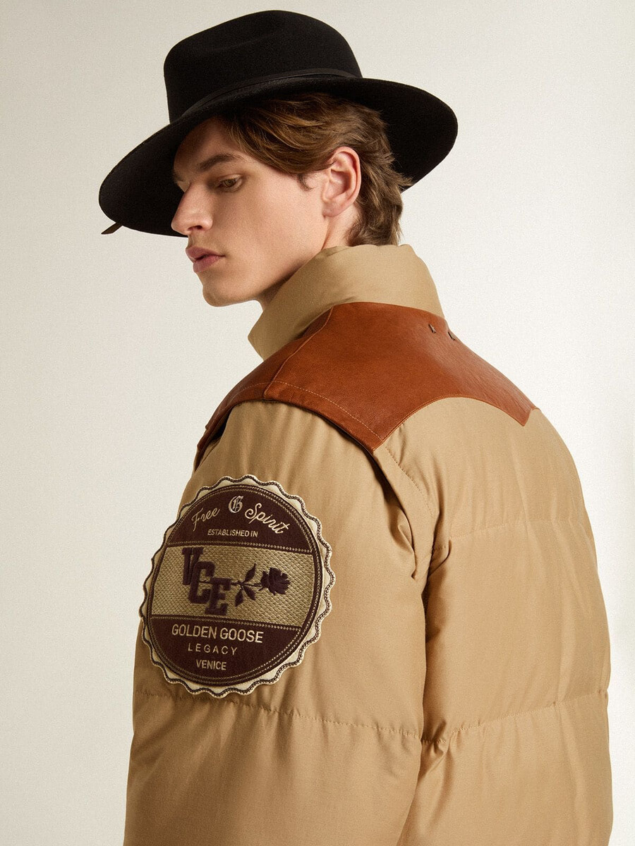 beige bomberjacke mit leder- und patch-details