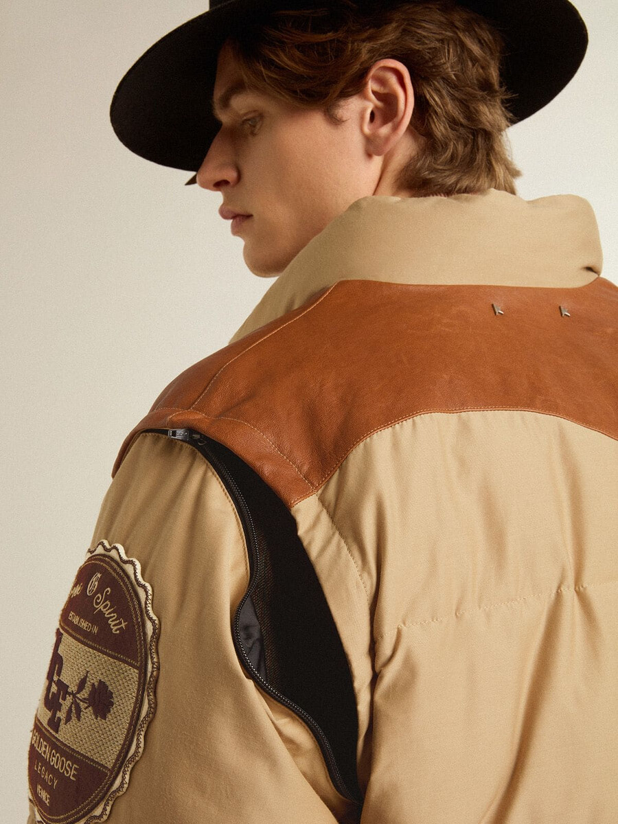 beige bomberjacke mit leder- und patch-details