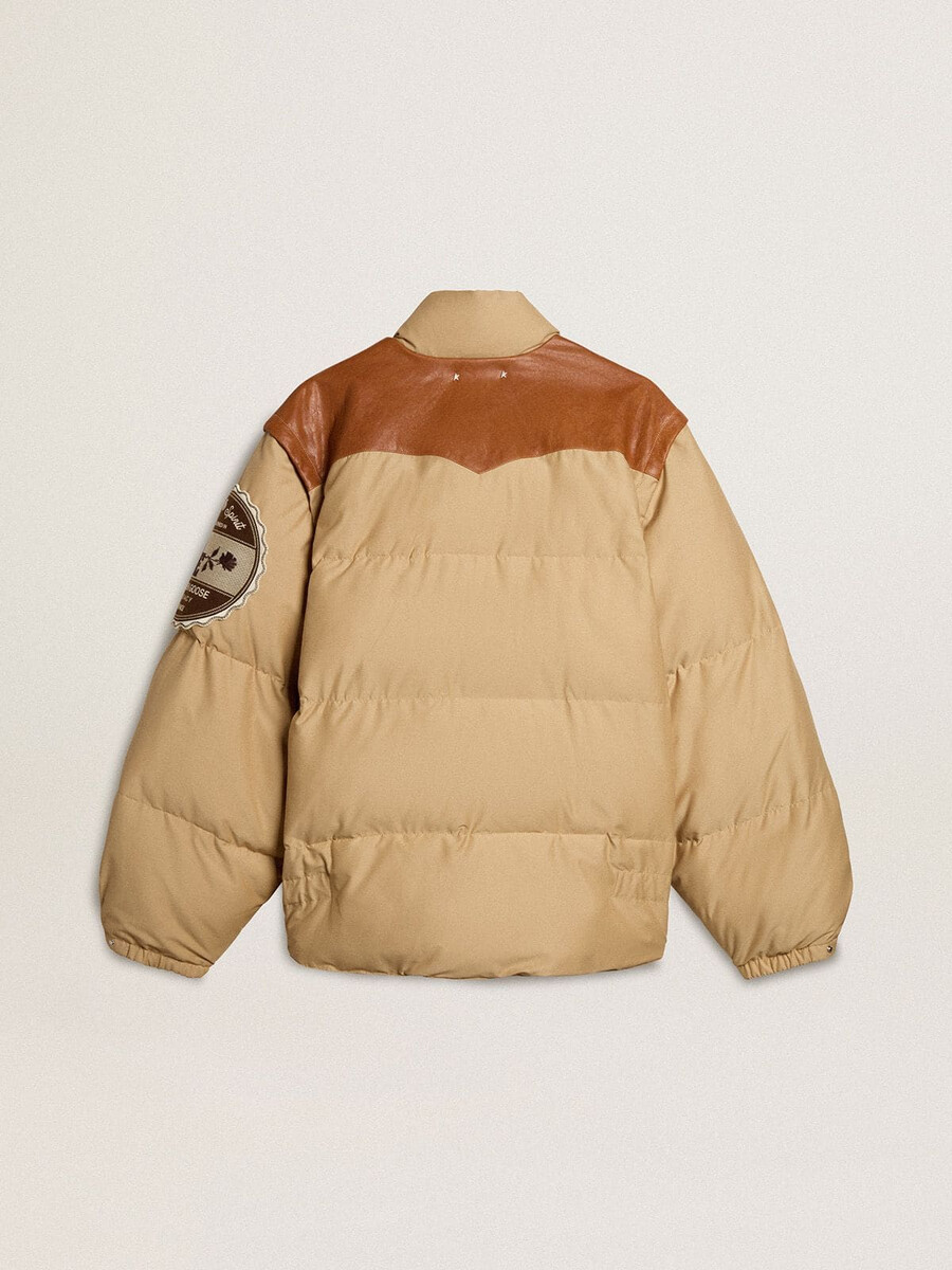 beige bomberjacke mit leder- und patch-details
