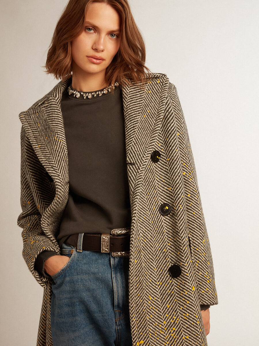langer damenmantel im fischgrätmuster mit gelben details