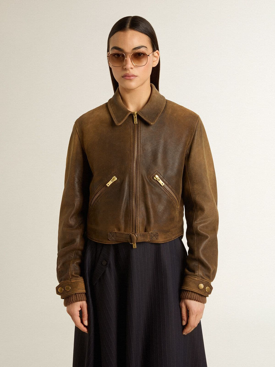kurze braune bikerjacke aus leder für damen mit reißverschluss
