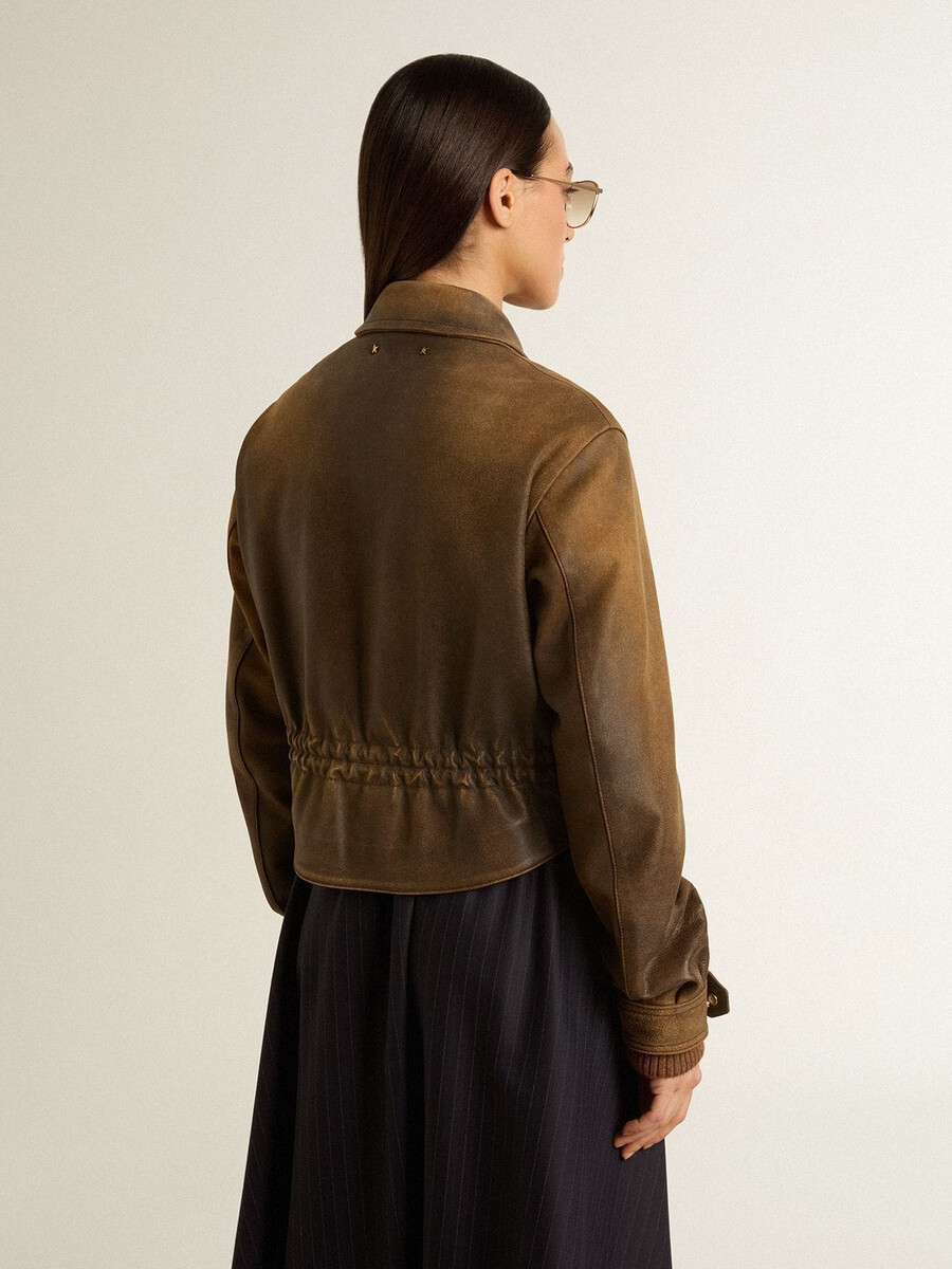 kurze braune bikerjacke aus leder für damen mit reißverschluss