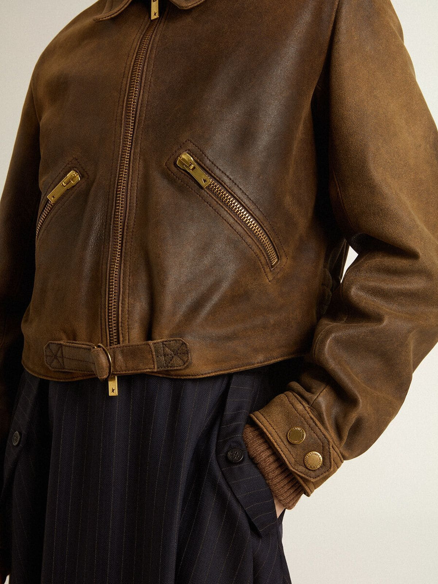 kurze braune bikerjacke aus leder für damen mit reißverschluss