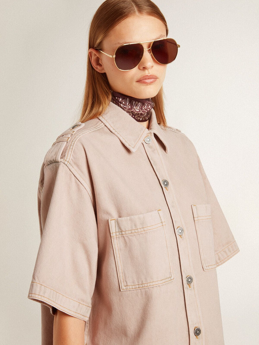 damen-jeanshemd in oversize-passform rosa gefärbt