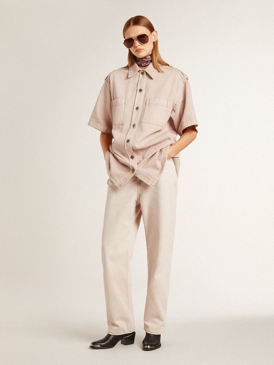 damen-jeanshemd in oversize-passform rosa gefärbt