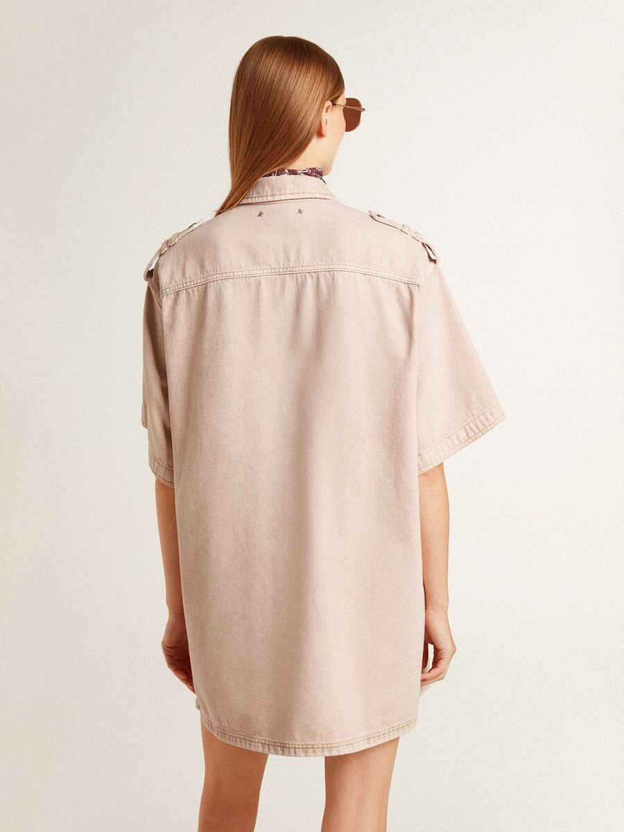 damen-jeanshemd in oversize-passform rosa gefärbt