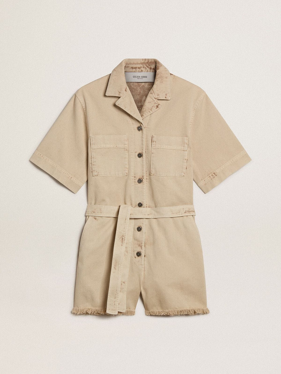 damen-jumpsuit aus beigefarbenem denim mit gürtel und ausgefranstem saum
