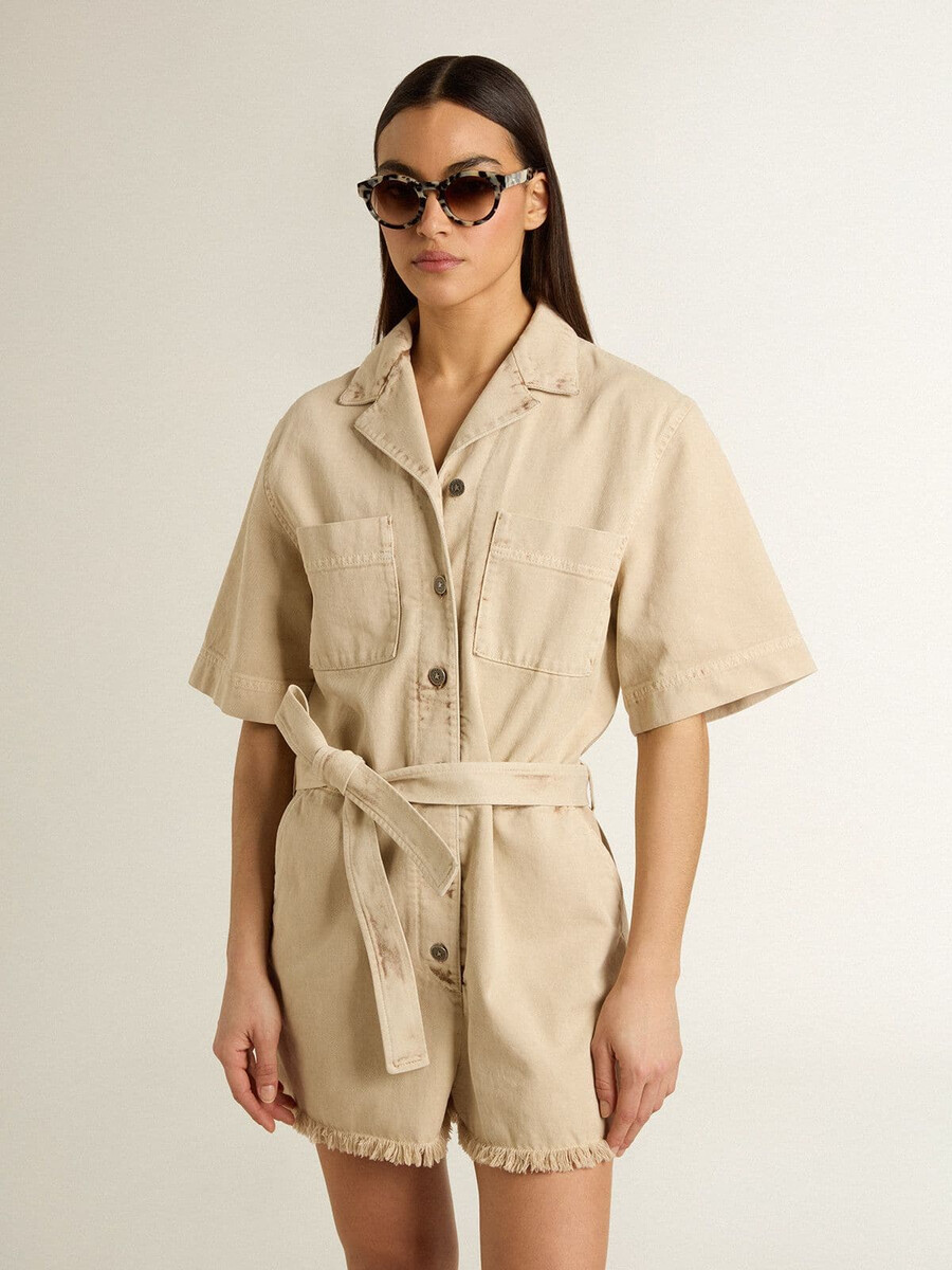 damen-jumpsuit aus beigefarbenem denim mit gürtel und ausgefranstem saum