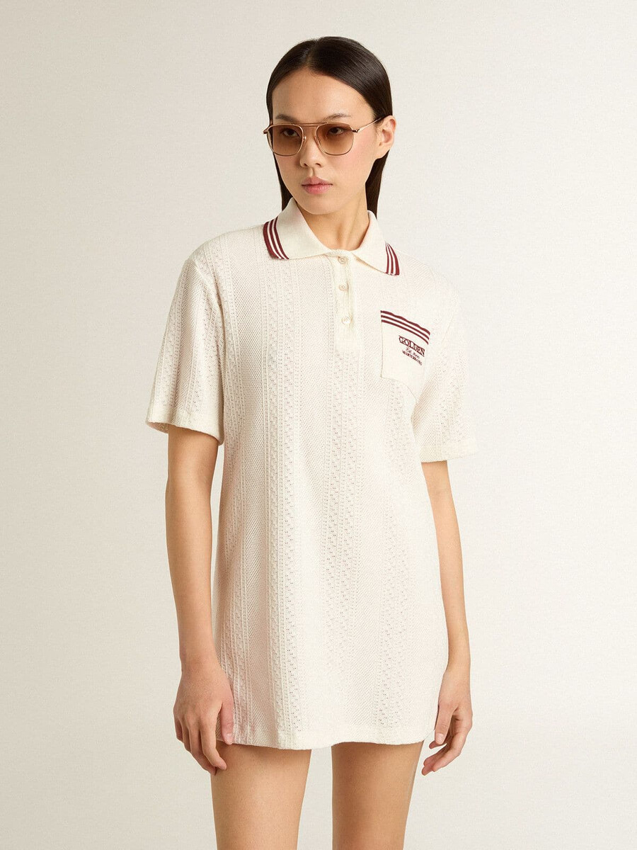 oasis polokleid für damen aus weißem perforiertem jersey mit bordeauxroten streifen