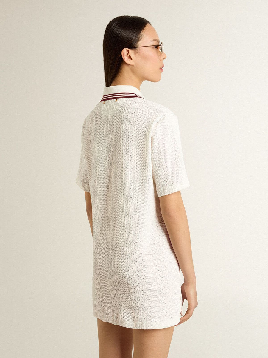 oasis polokleid für damen aus weißem perforiertem jersey mit bordeauxroten streifen