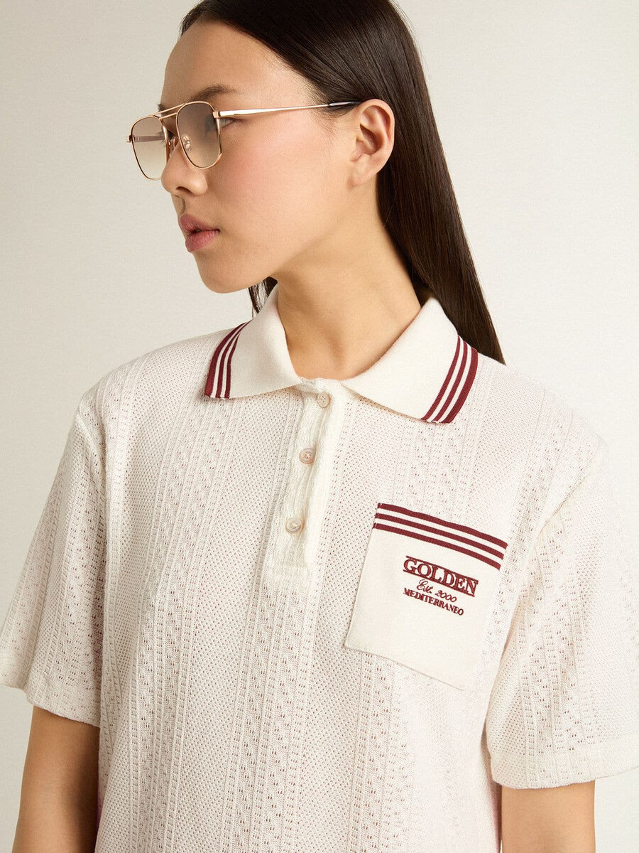 oasis polokleid für damen aus weißem perforiertem jersey mit bordeauxroten streifen
