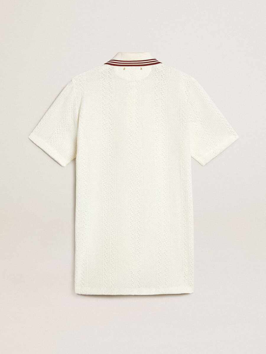 oasis polokleid für damen aus weißem perforiertem jersey mit bordeauxroten streifen
