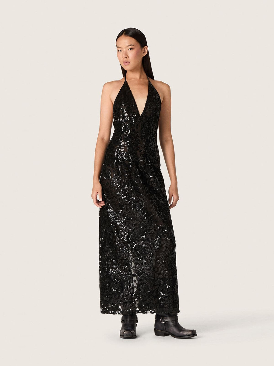 langes damenkleid aus tüll mit floraler stickerei aus schwarzen pailletten