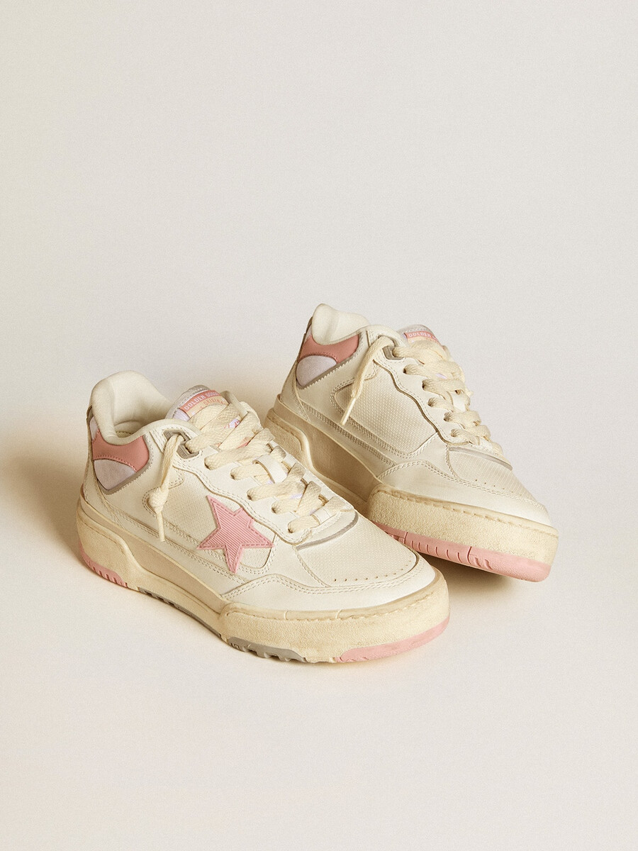 forty2 herrenschuh mit rosa stern und weißer leder-fersenlasche