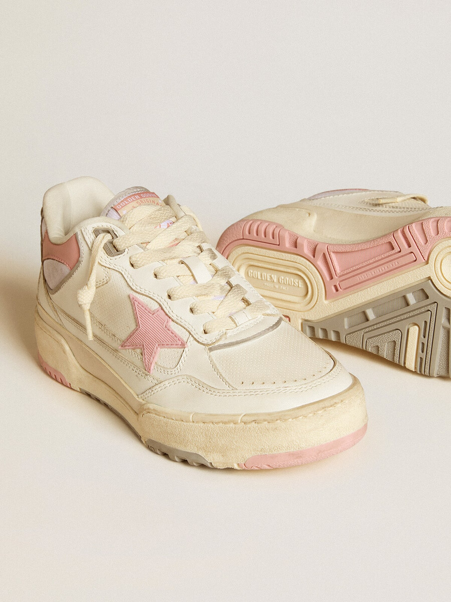 forty2 herrenschuh mit rosa stern und weißer leder-fersenlasche