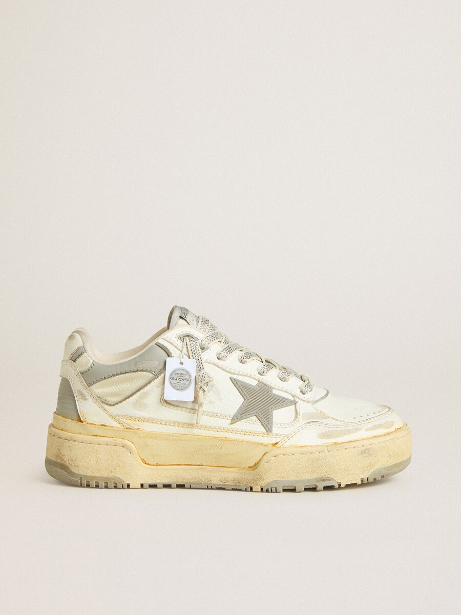 herrenschuh forty2 aus weißem leder mit schnürsenkeln verziert mit swarovski-kristallen und einem grauen tpu-stern