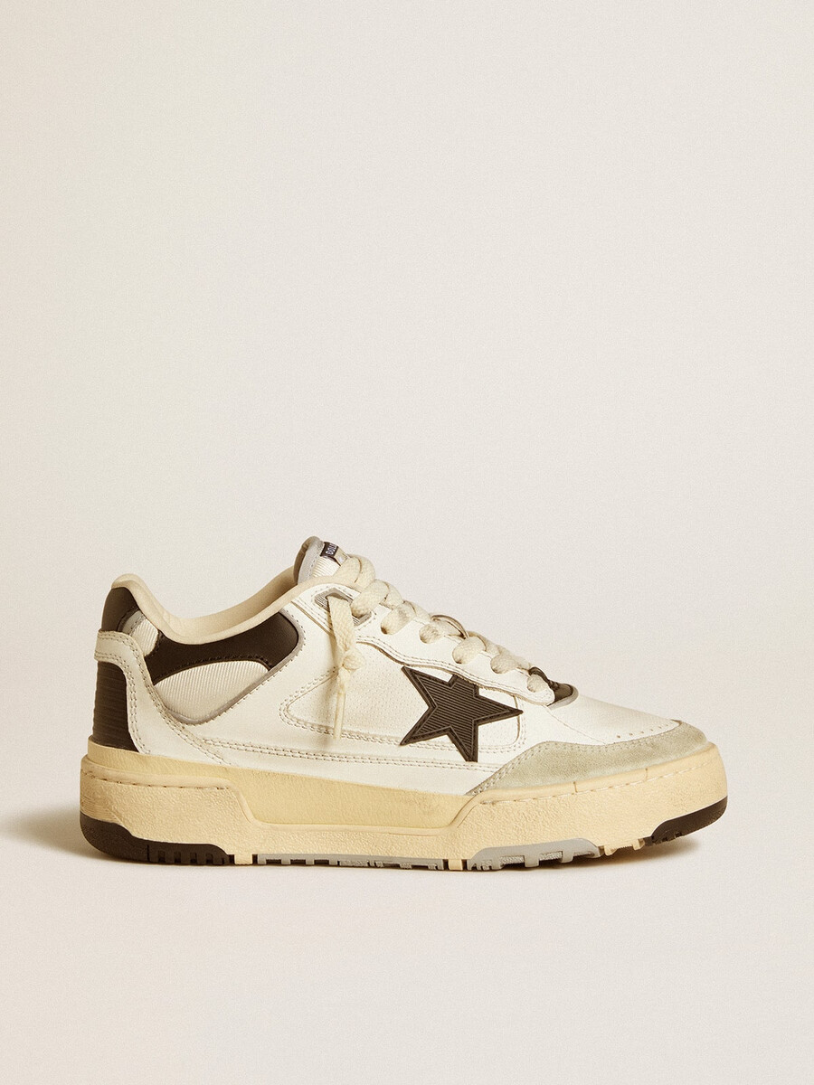 damenschuh forty2 mit schwarzem stern und schwarzer leder-fersenlasche