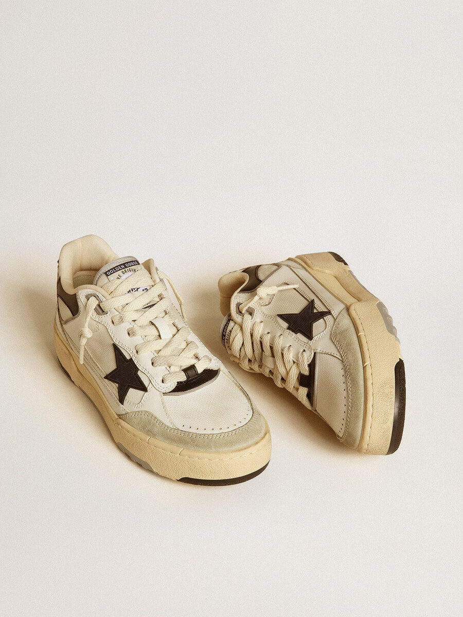 damenschuh forty2 mit schwarzem stern und schwarzer leder-fersenlasche