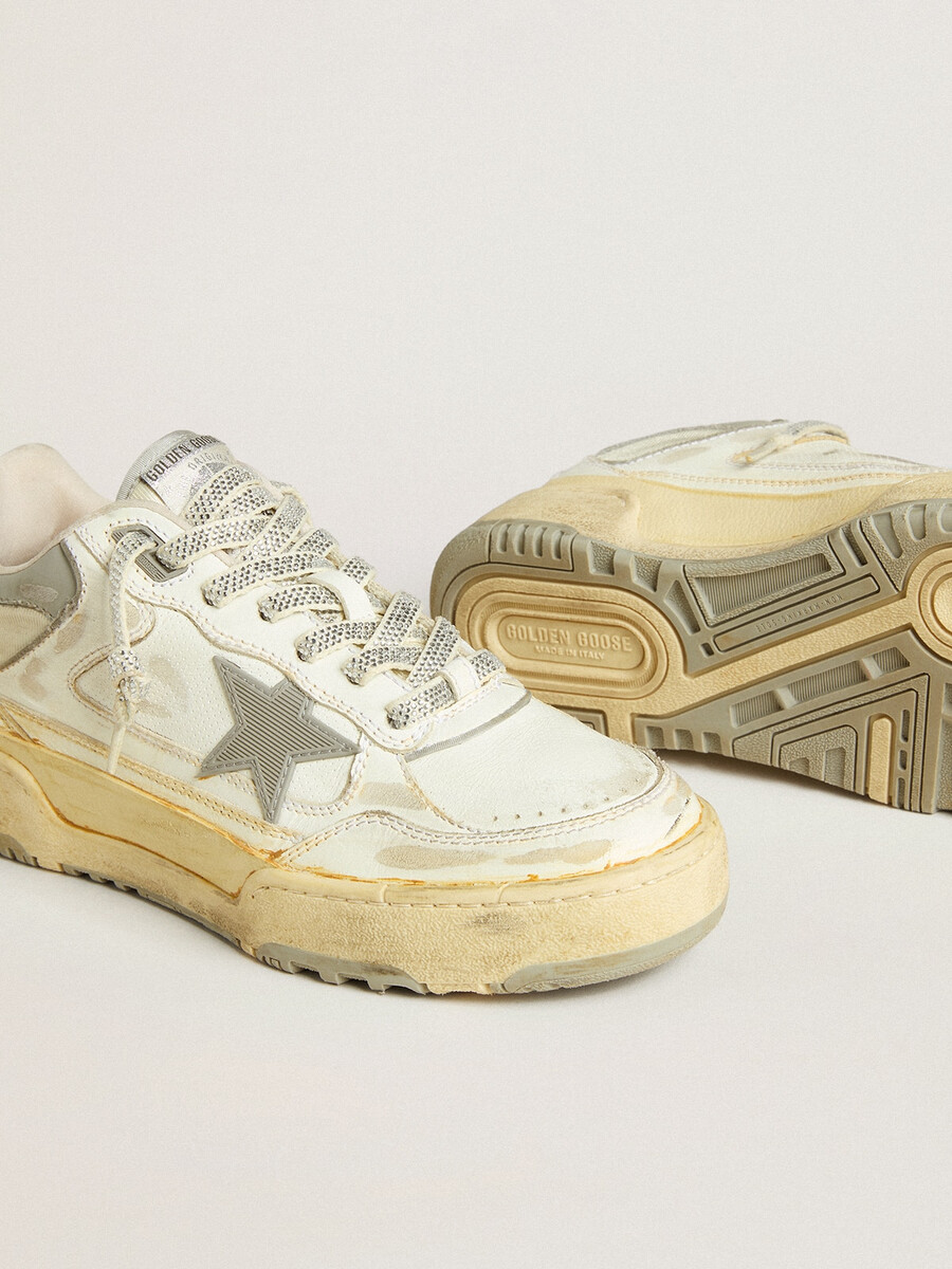 damenschuh forty2 aus weißem leder mit schnürsenkeln verziert mit swarovski-kristallen und einem grauen tpu-stern