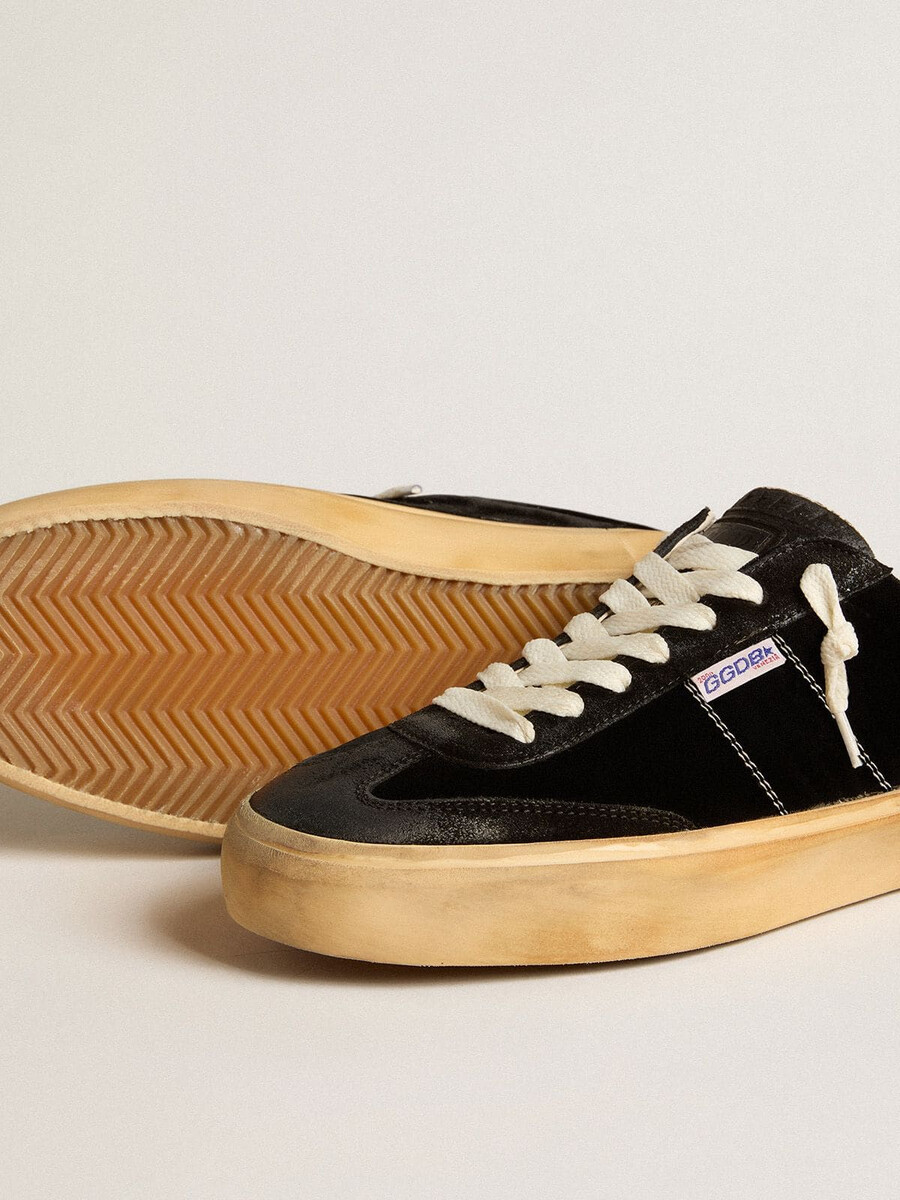 herrenschuh soul star aus schwarzem samt mit weißer leder-fersenlasche